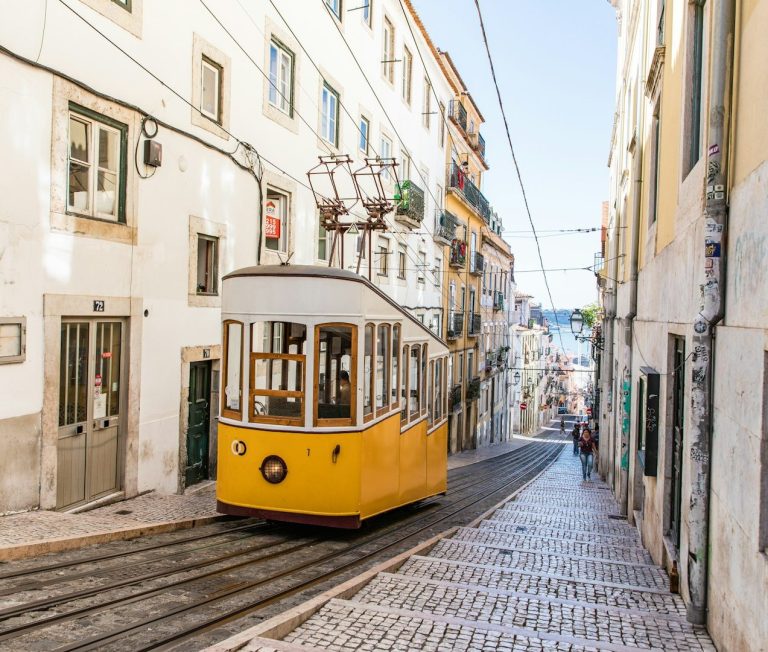 Lisbonne Un tramway jaune monte une rue pavée étroite à Lisbonne.